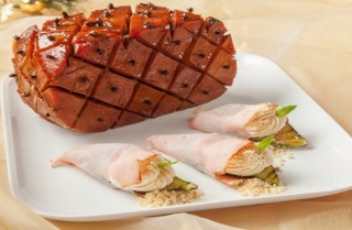 Jamón glaseado con higos y crema de mascarpone